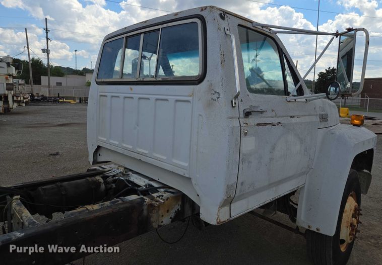 image for item EV1592 1988 Ford F800 