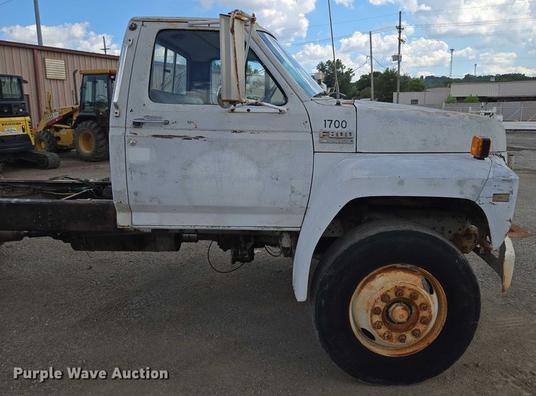 image for item EV1592 1988 Ford F800 