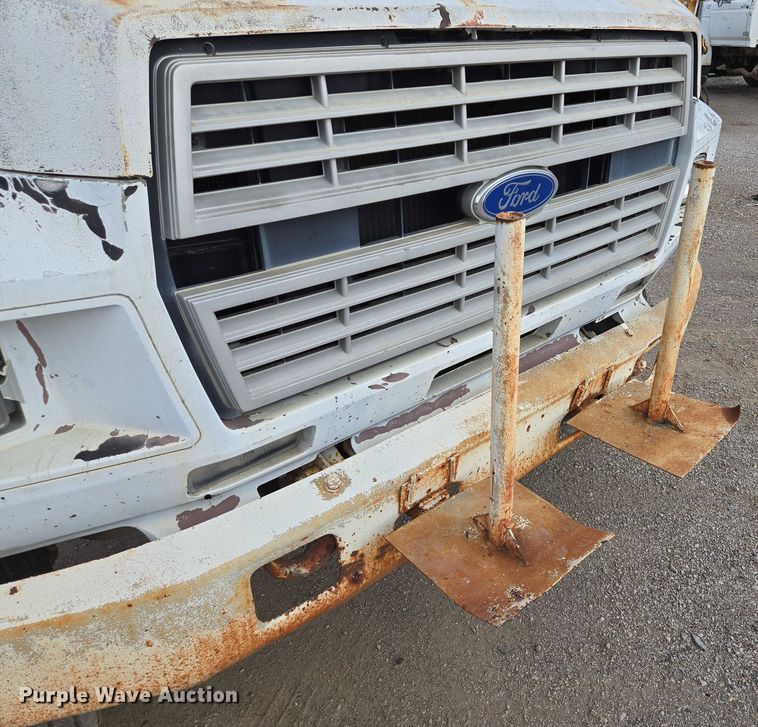 image for item EV1592 1988 Ford F800 