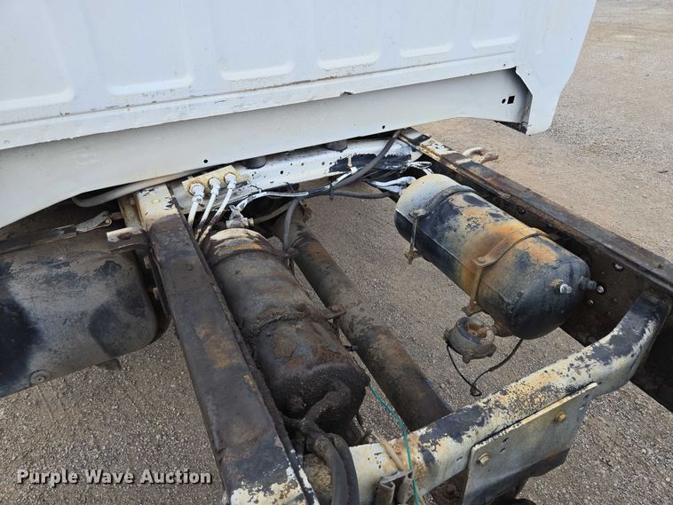 image for item EV1592 1988 Ford F800 