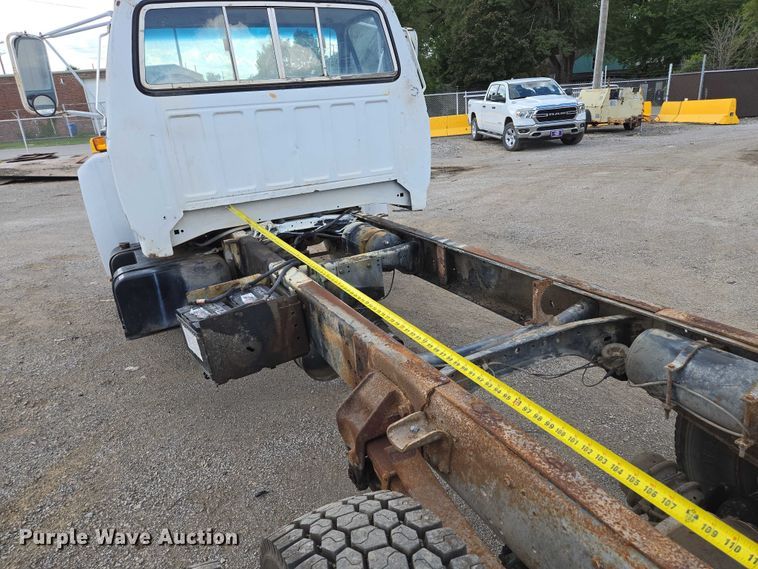 image for item EV1592 1988 Ford F800 