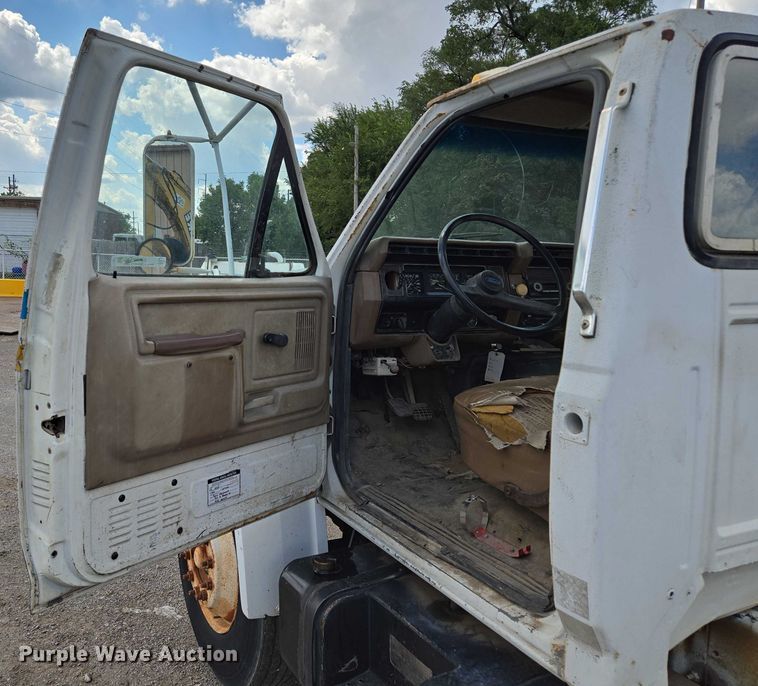 image for item EV1592 1988 Ford F800 