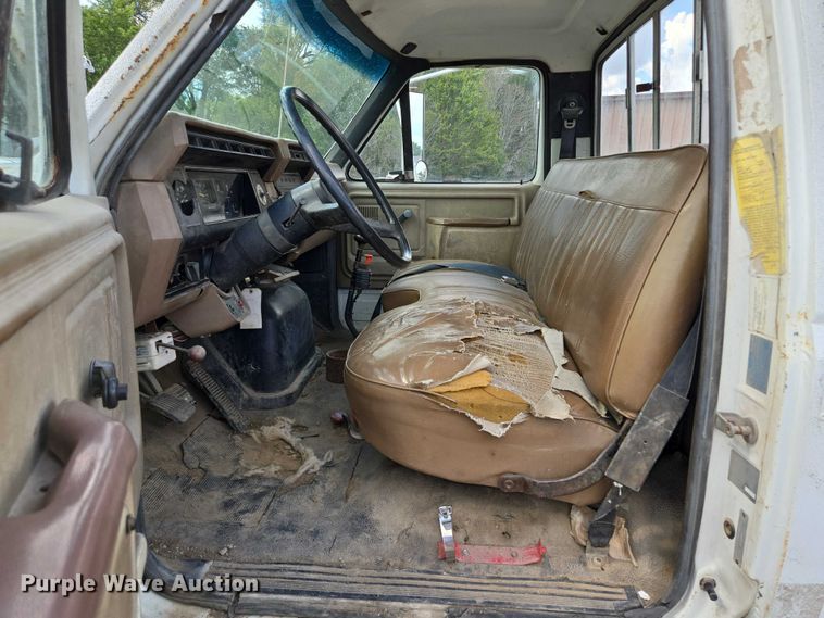 image for item EV1592 1988 Ford F800 