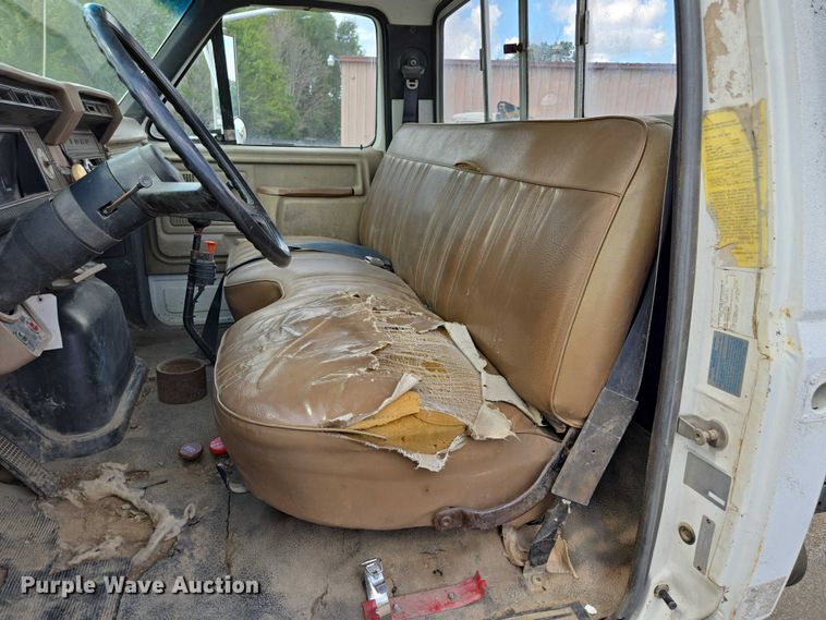 image for item EV1592 1988 Ford F800 