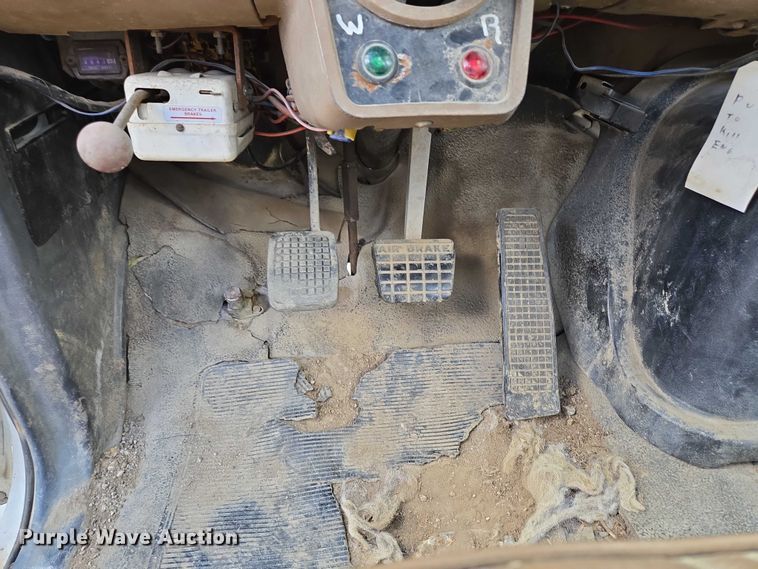 image for item EV1592 1988 Ford F800 