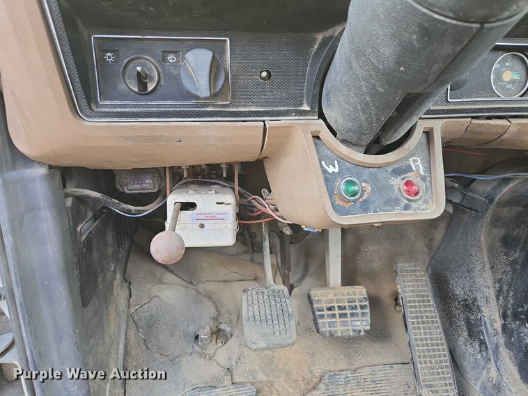 image for item EV1592 1988 Ford F800 