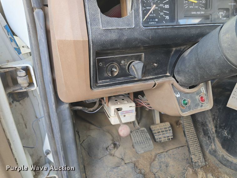 image for item EV1592 1988 Ford F800 