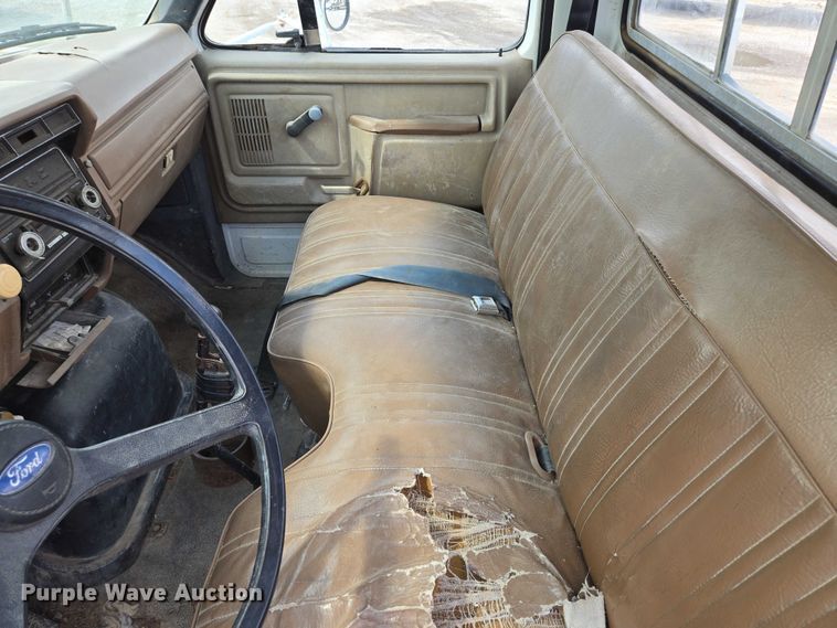 image for item EV1592 1988 Ford F800 