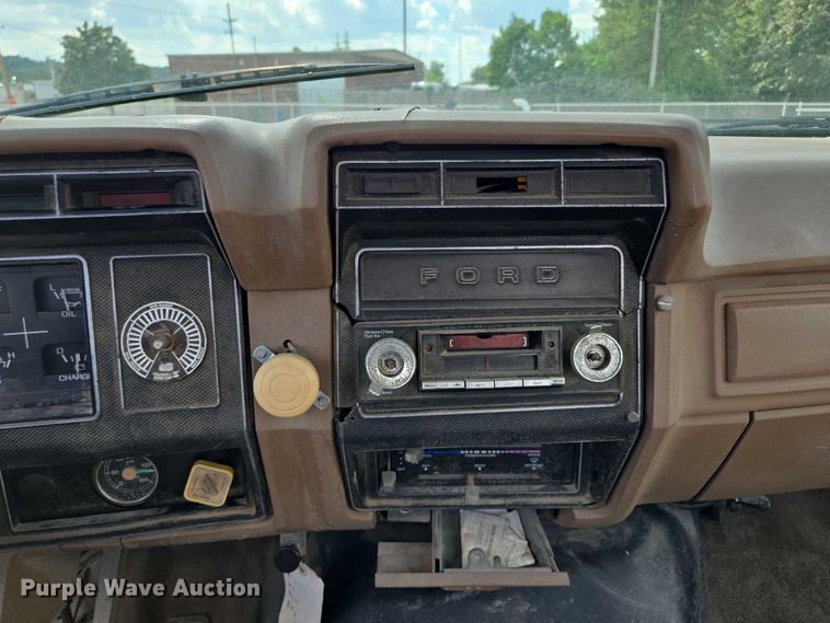 image for item EV1592 1988 Ford F800 