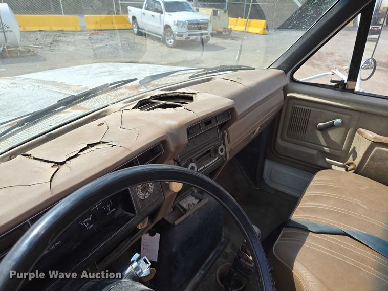 image for item EV1592 1988 Ford F800 