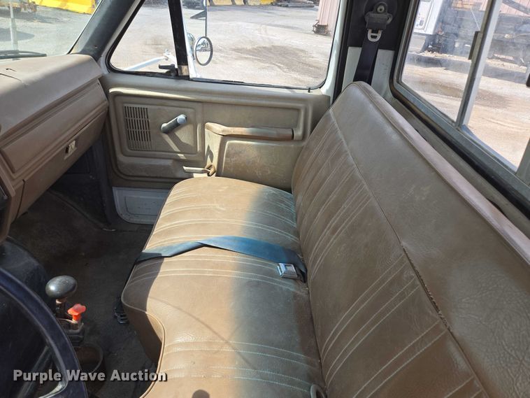 image for item EV1592 1988 Ford F800 