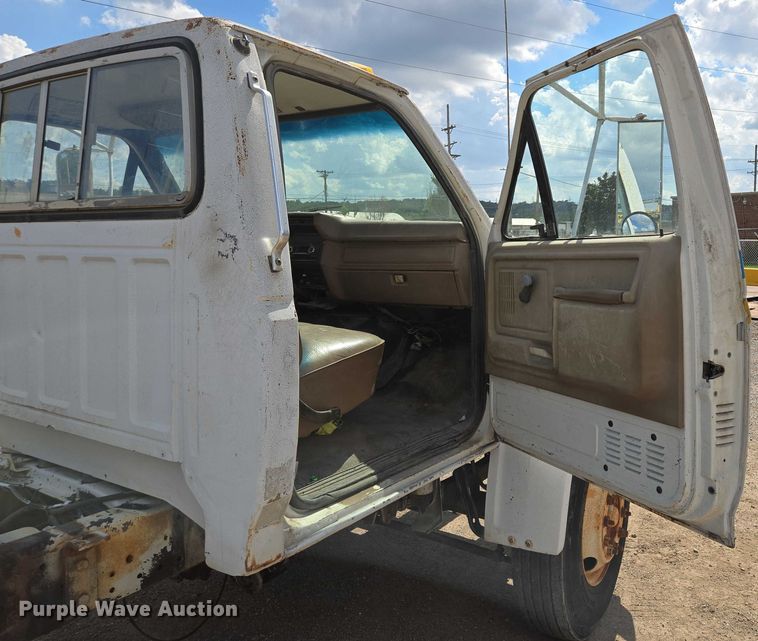 image for item EV1592 1988 Ford F800 