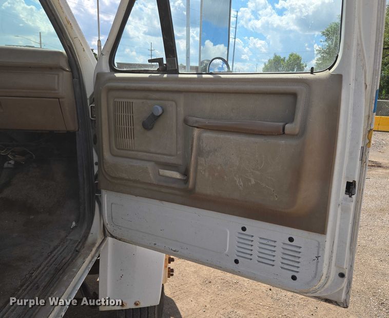 image for item EV1592 1988 Ford F800 