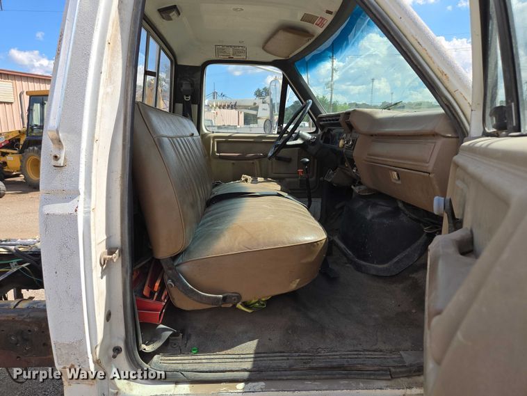 image for item EV1592 1988 Ford F800 