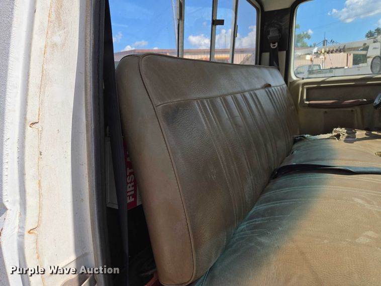 image for item EV1592 1988 Ford F800 