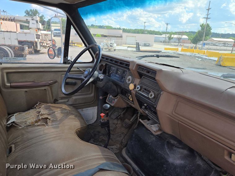 image for item EV1592 1988 Ford F800 