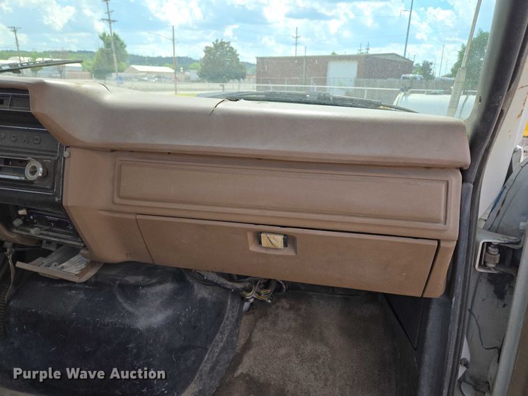 image for item EV1592 1988 Ford F800 