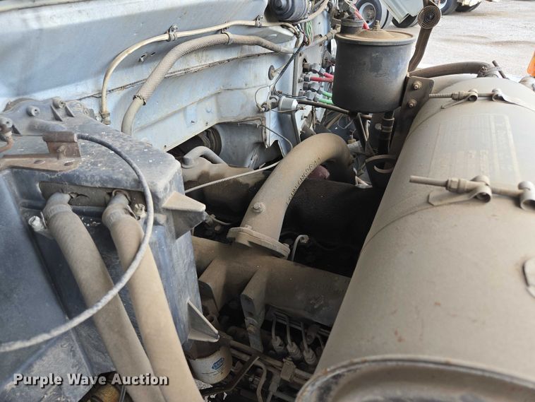 image for item EV1592 1988 Ford F800 