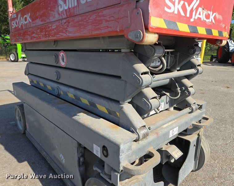 image for item EV1610 SkyJack SJ III 3219 scissor lift