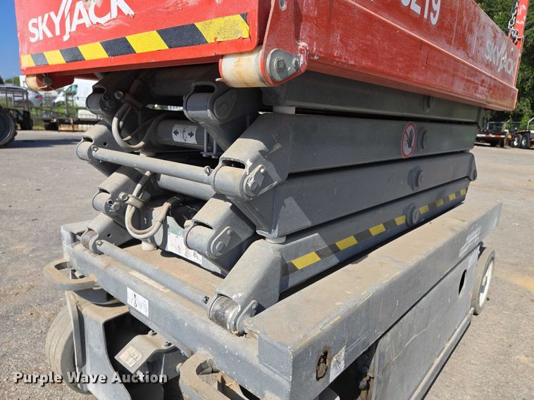 image for item EV1610 SkyJack SJ III 3219 scissor lift