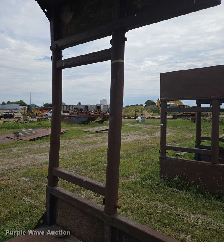 image for item EV1653 GME MH10 trench box