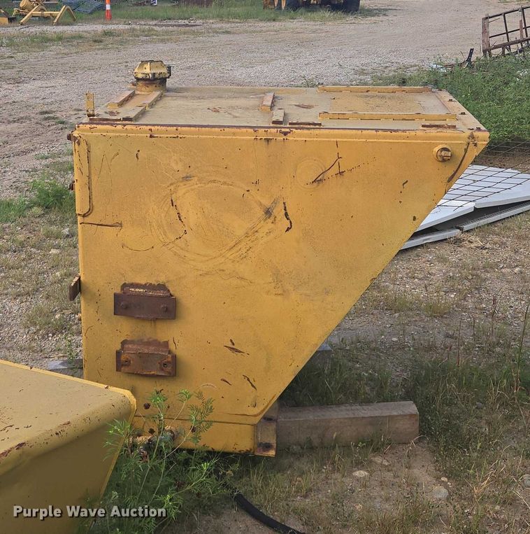 image for item EV1681 (4) fuel tanks