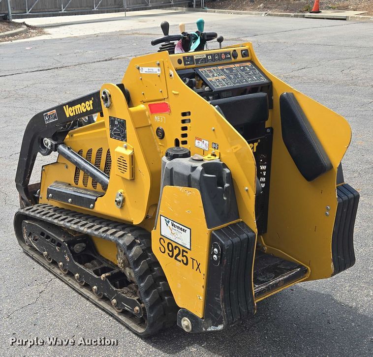 image for item EV1712 2018 Vermeer S925TX compact utility loader