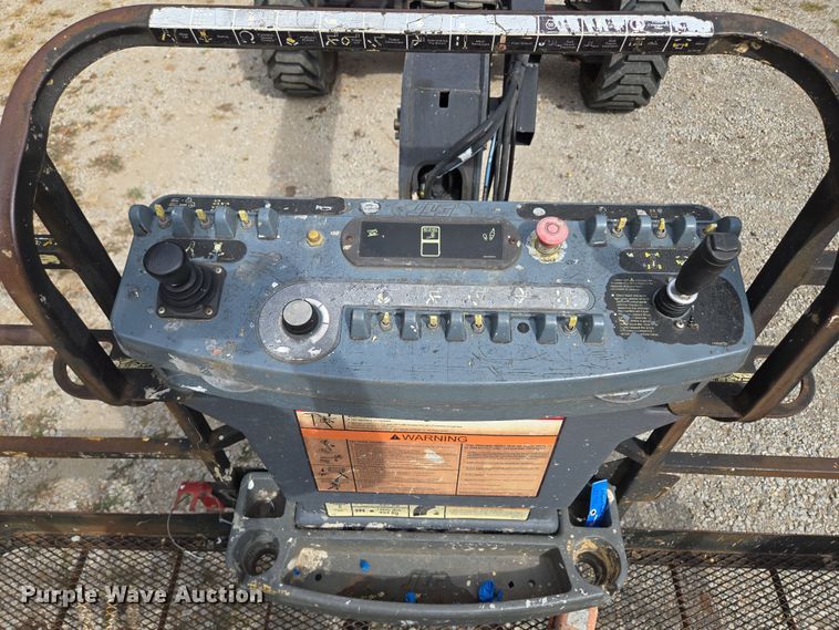 image for item EV1714 2011 JLG 600A boom lift