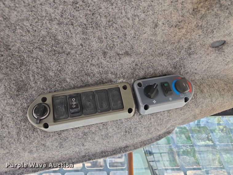 image for item EV1723 2008 Bobcat S330 skid steer loader