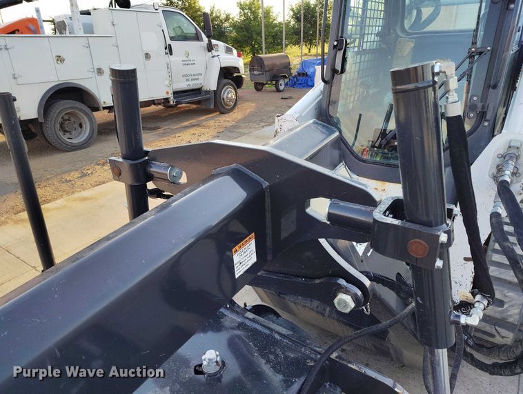 image for item IP9643 2023 Bobcat Grader 108 skid steer grader