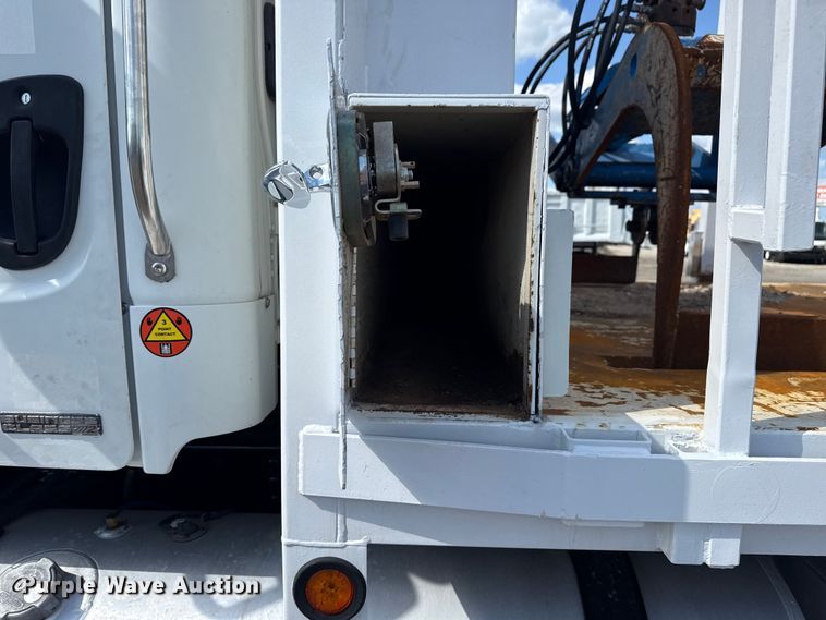 image for item NU9568 2010 Freightliner Business Class M2 grapple crane truck 