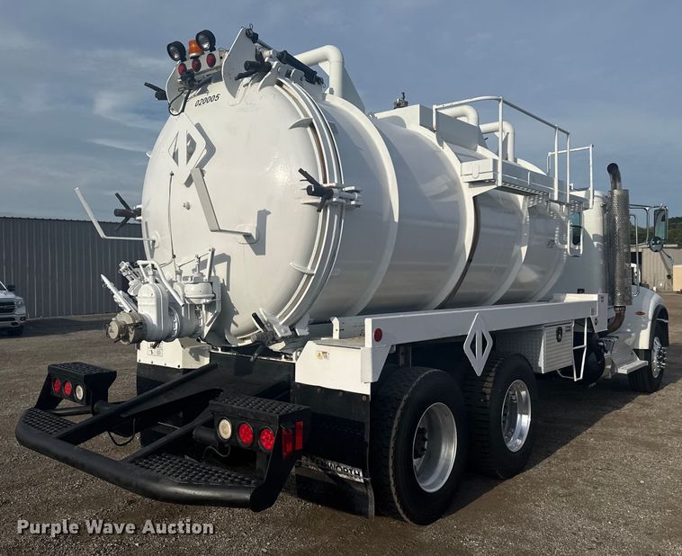 image for item NU9569 2012 Peterbilt 348 vacuum truck