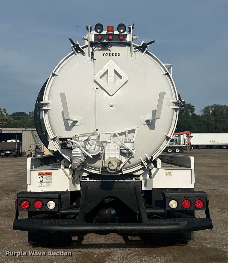 image for item NU9569 2012 Peterbilt 348 vacuum truck