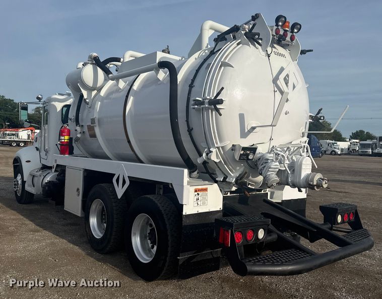 image for item NU9569 2012 Peterbilt 348 vacuum truck