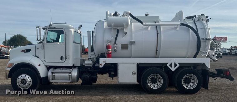image for item NU9569 2012 Peterbilt 348 vacuum truck