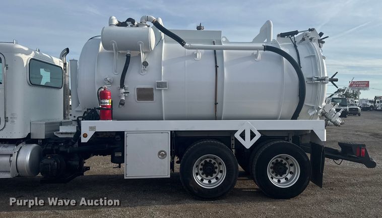 image for item NU9569 2012 Peterbilt 348 vacuum truck