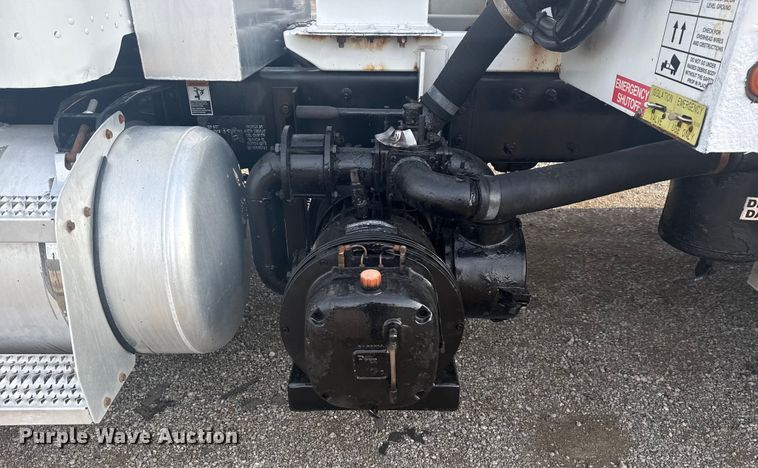 image for item NU9569 2012 Peterbilt 348 vacuum truck