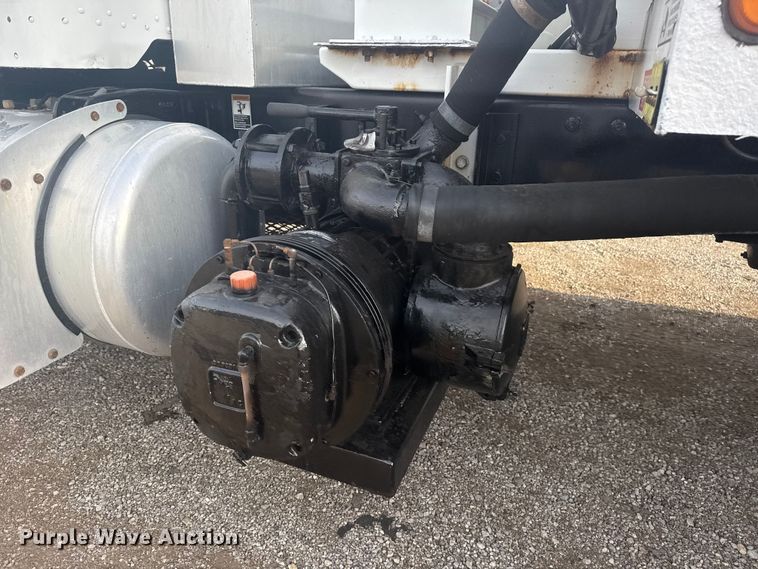 image for item NU9569 2012 Peterbilt 348 vacuum truck