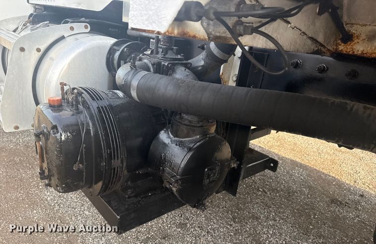 image for item NU9569 2012 Peterbilt 348 vacuum truck