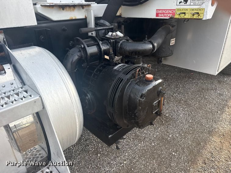 image for item NU9569 2012 Peterbilt 348 vacuum truck