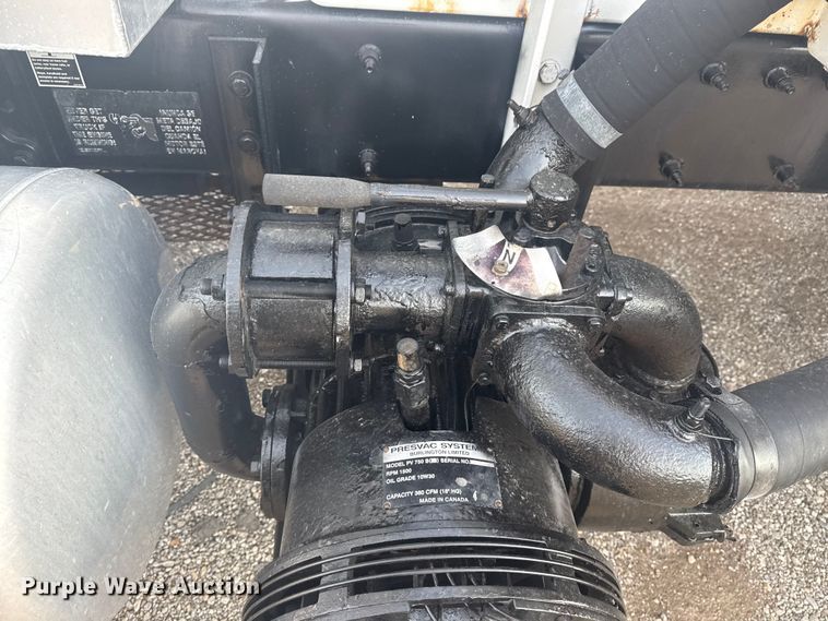 image for item NU9569 2012 Peterbilt 348 vacuum truck