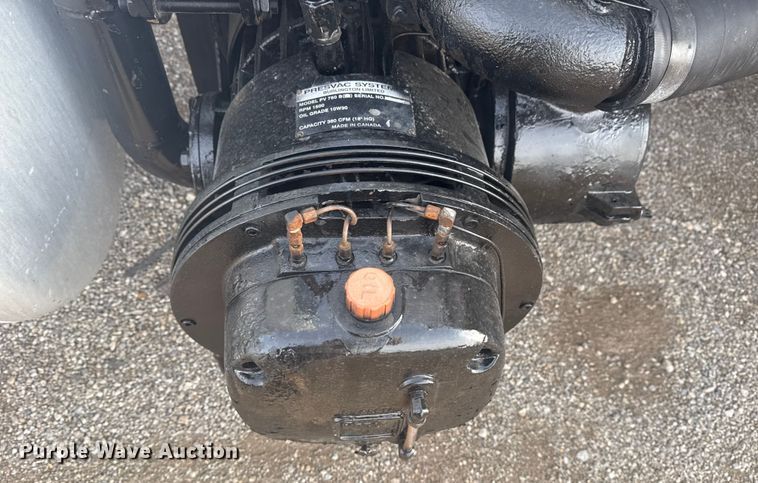 image for item NU9569 2012 Peterbilt 348 vacuum truck