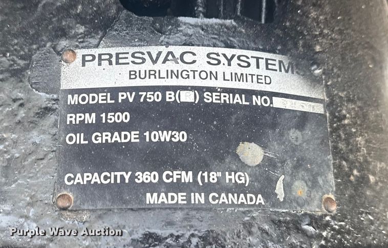 image for item NU9569 2012 Peterbilt 348 vacuum truck