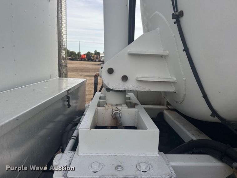 image for item NU9569 2012 Peterbilt 348 vacuum truck