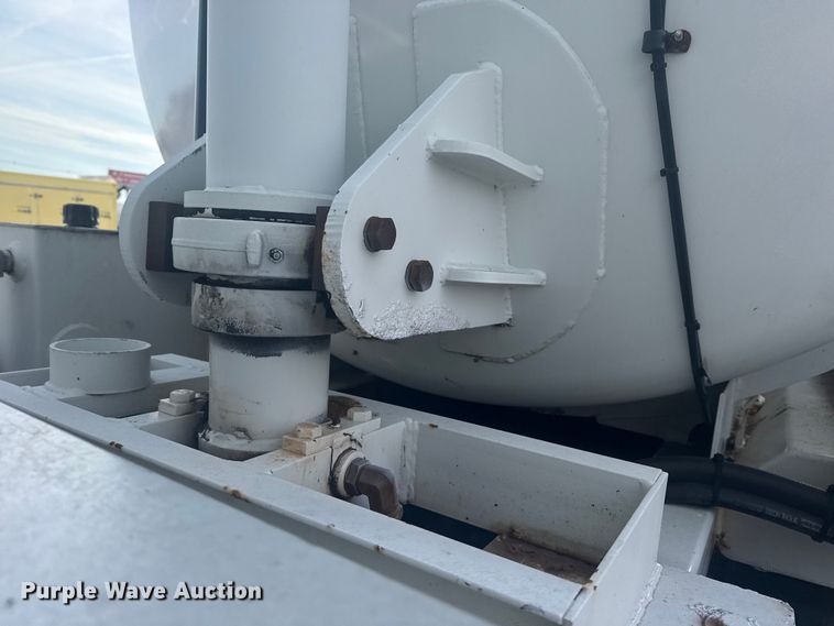 image for item NU9569 2012 Peterbilt 348 vacuum truck