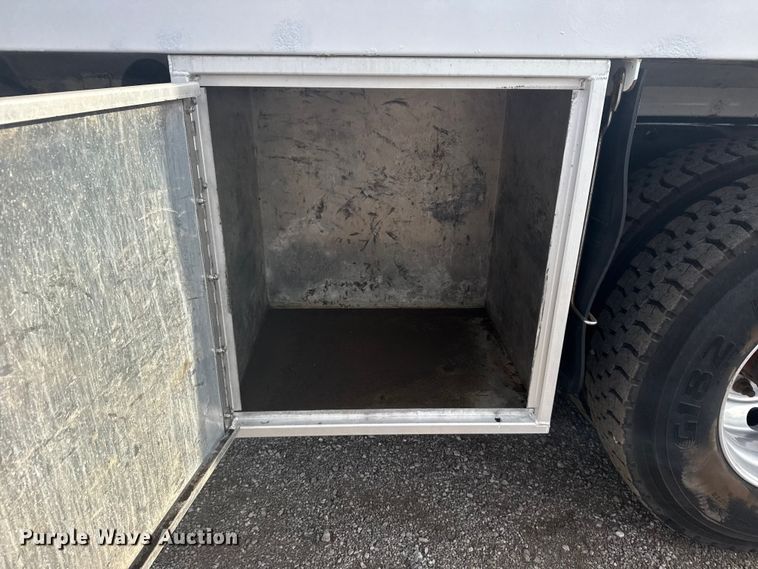 image for item NU9569 2012 Peterbilt 348 vacuum truck