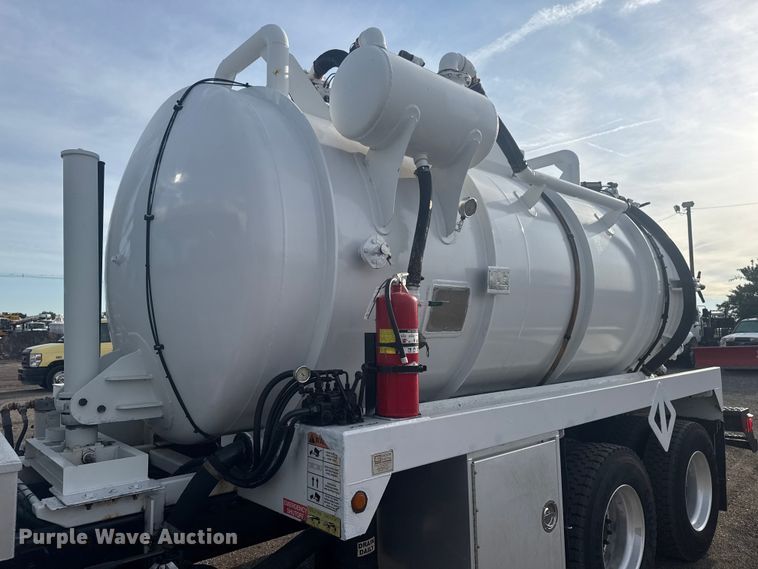 image for item NU9569 2012 Peterbilt 348 vacuum truck