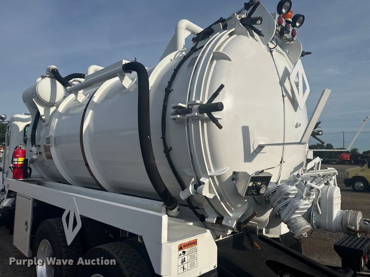 image for item NU9569 2012 Peterbilt 348 vacuum truck