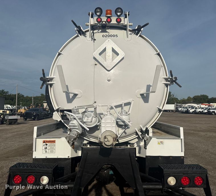 image for item NU9569 2012 Peterbilt 348 vacuum truck