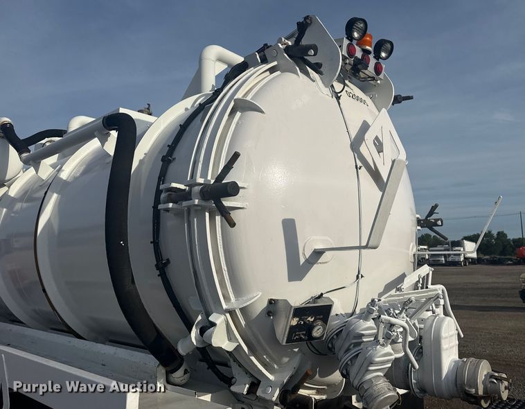 image for item NU9569 2012 Peterbilt 348 vacuum truck